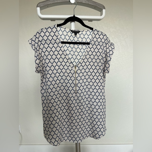 Express Nursing + Pumping Friendly Top in Blue and White Pattern, Size Medium - Picture 1 of 3